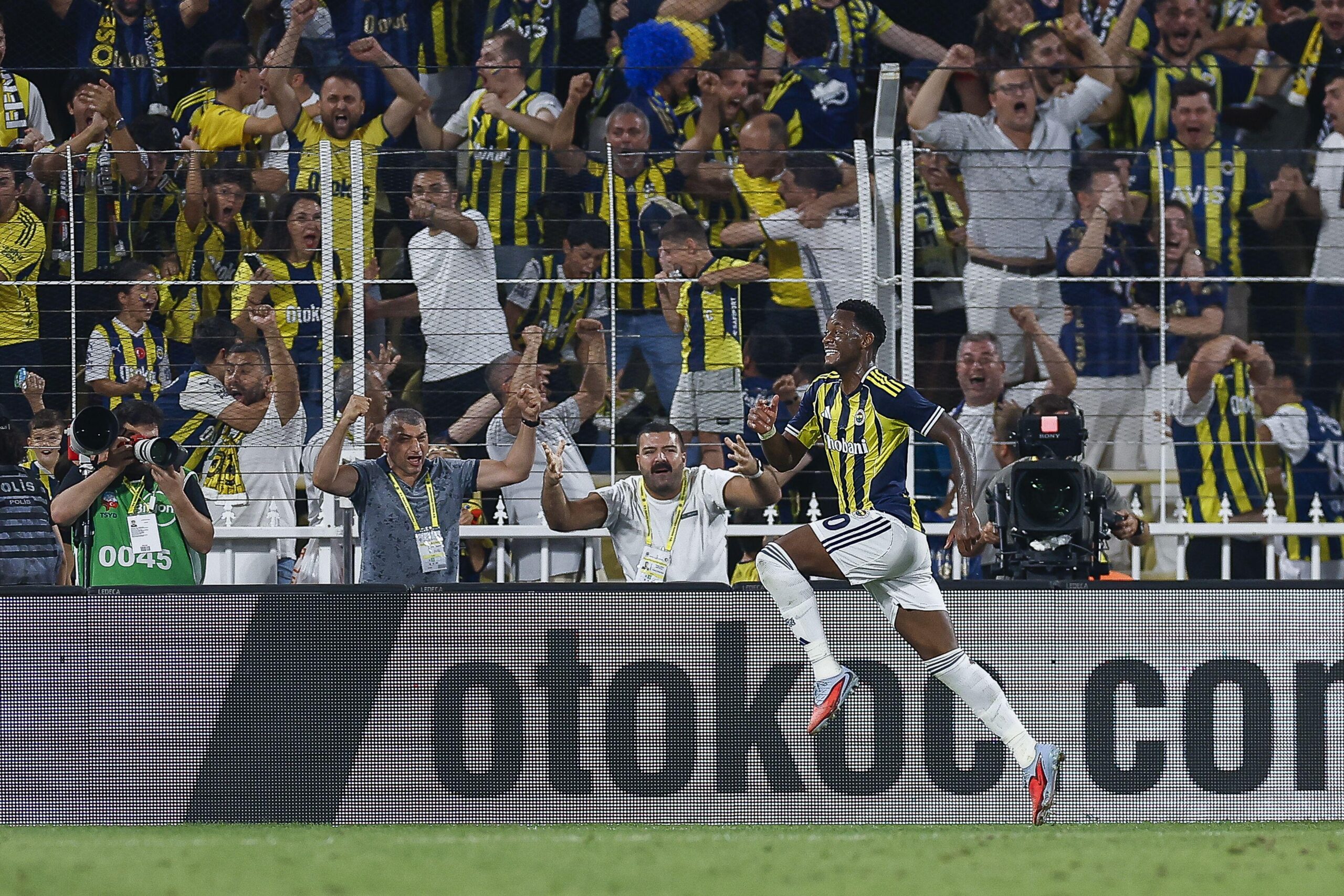 Cómo Jhon Durán puede cambiar al Fenerbahçe