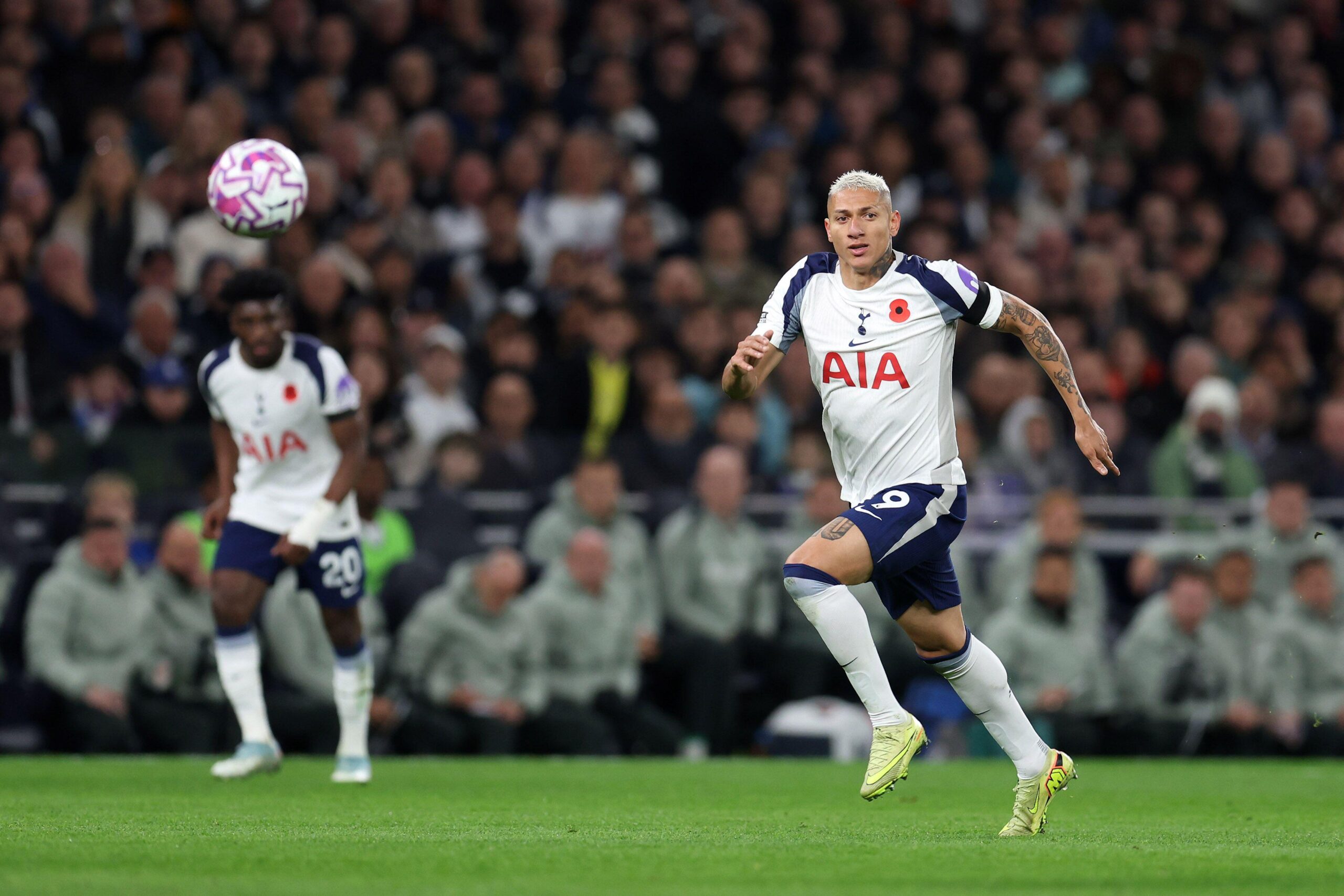 Premier League: 31ª rodada tem duelo direto contra o rebaixamento 