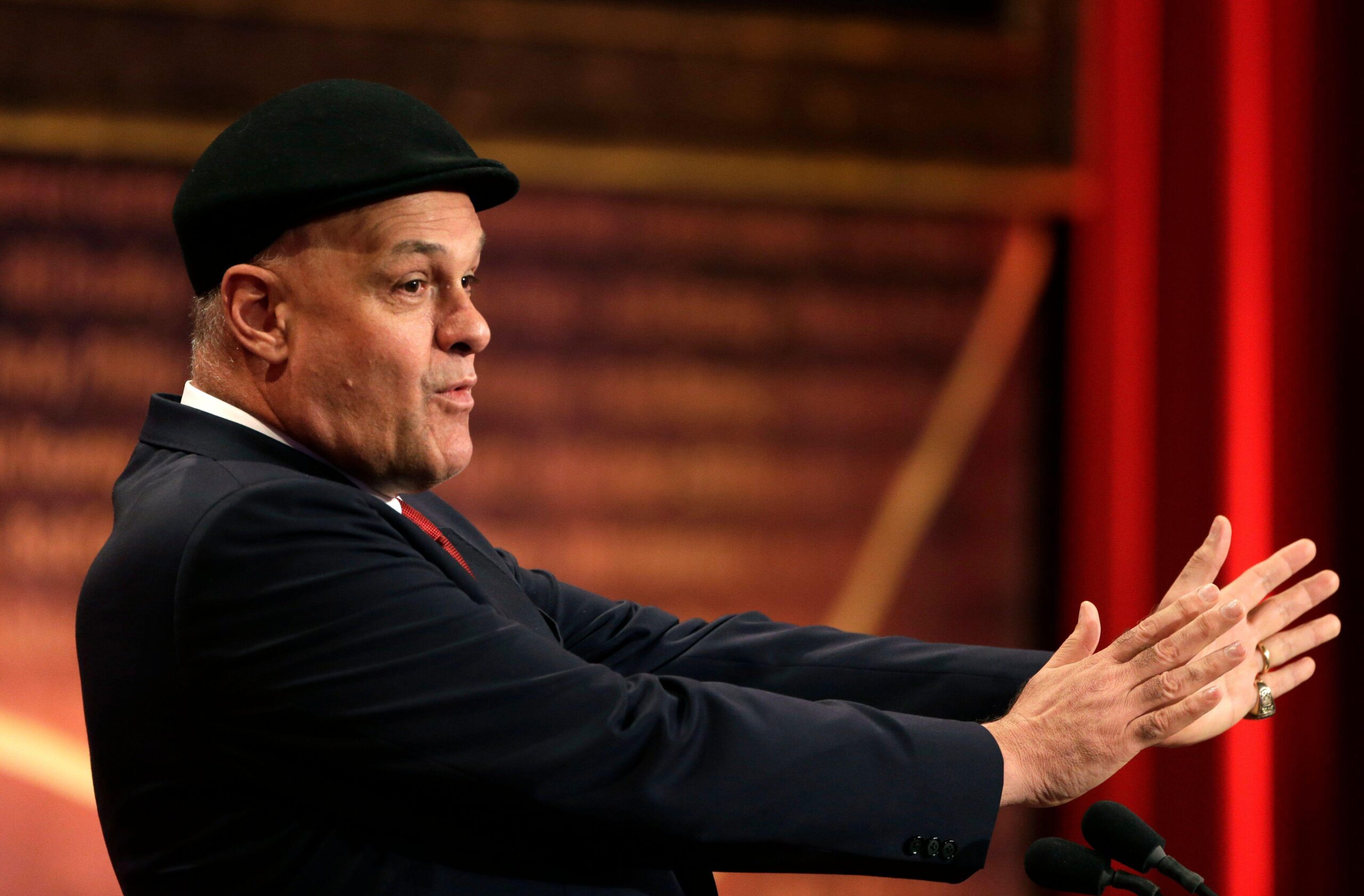 Lenda do basquete brasileiro, Oscar Schmidt morre aos 68 anos em São Paulo